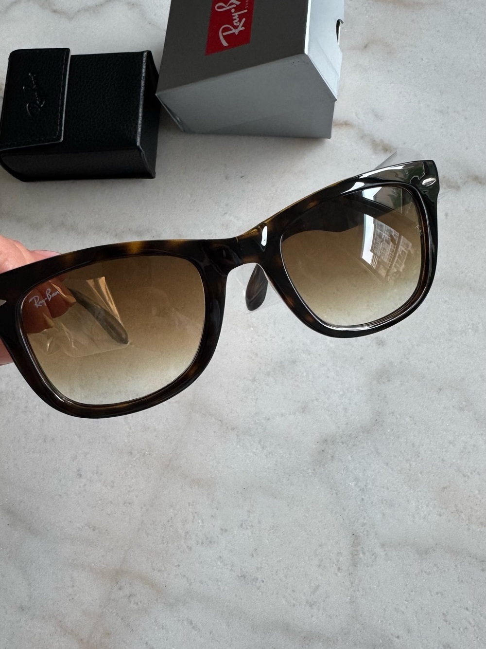 NWT Ray-Ban Tortoiseshell Folding Wayfarer Sunglasses with Brown Gradient Lenses